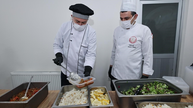 Sivas Belediyesi her gün 400 ihtiyaçlı ailenin iftar sofrasını kuruyor