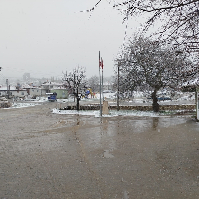 Buldan'ın yüksek kesimlerinde kar yağışı etkili oldu