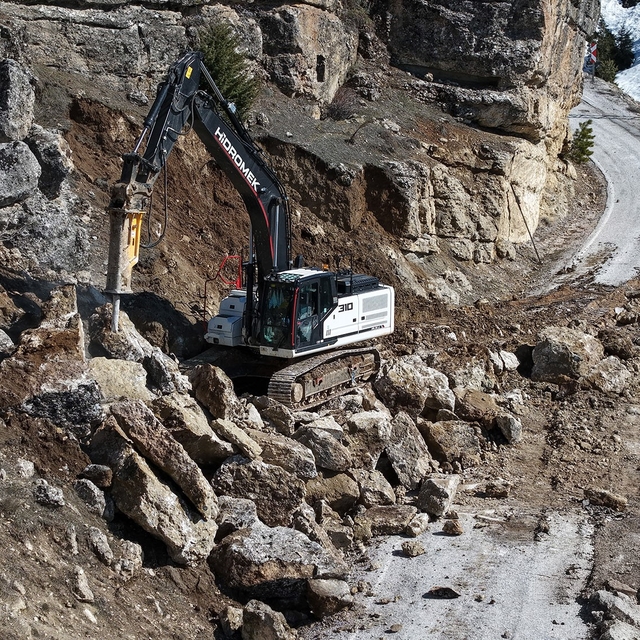 Kahramanmaraş'ta yol açma ve onarım çalışmaları sürüyor