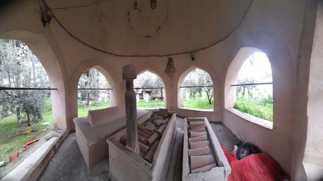 Tarihi Hüsrev Ağa Camisi'nin haziresi tahrip edildi