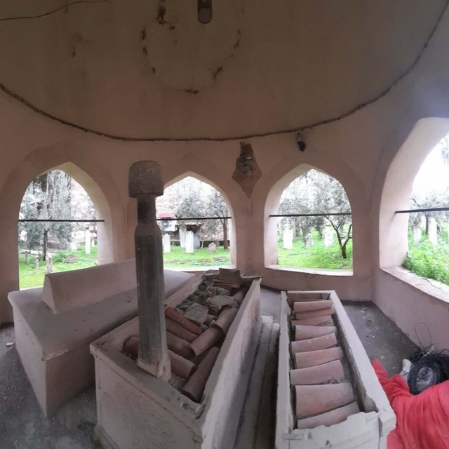 Tarihi Hüsrev Ağa Camisi'nin haziresi tahrip edildi