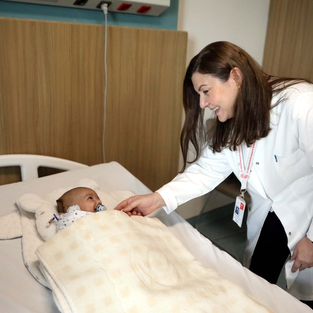 Talha bebeğin dünyada nadir görülen beyin tümörü, 4 saatlik operasyonla alı...