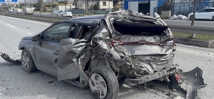 Kamyonun çarptığı otomobil adeta preslendi: 1 yaralı