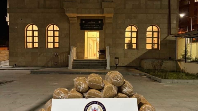 Kaçak tütünleri açıktan taşırken yakalandı
Şüphe üzerine durdurulan aracın arka koltukları ve bagaj kısmına yüklenmiş 200 kilo kıyılmış kaçak tütün ele geçirildi