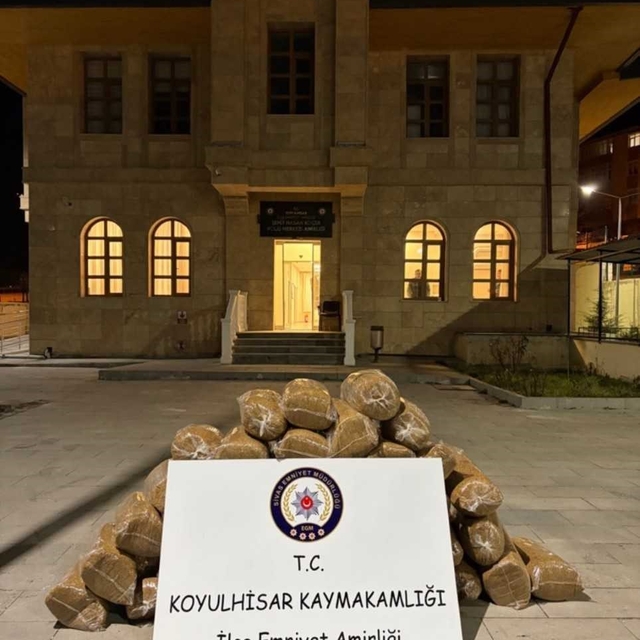 Kaçak tütünleri açıktan taşırken yakalandı
Şüphe üzerine durdurulan aracın...