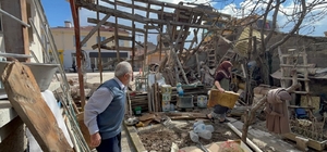 Eskişehir'de ilginç kaza; belediye ekipleri yaşlı çiftin evini adeta başına yıktı Duvarları yıkıldı, bodrumlarına su doldu, yaşlı çift suyu süngerle tahliye etti