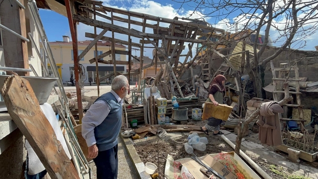 Eskişehir'de ilginç kaza; belediye ekipleri yaşlı çiftin evini adeta başına yıktı
Duvarları yıkıldı, bodrumlarına su doldu, yaşlı çift suyu süngerle tahliye etti