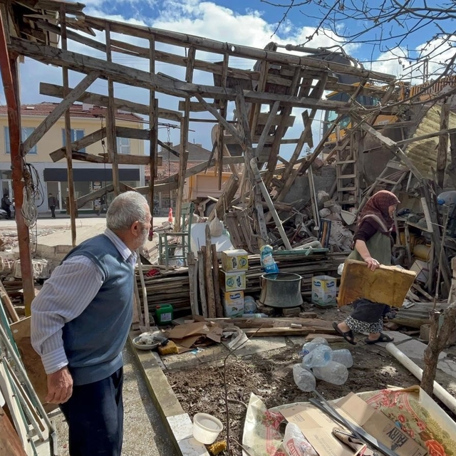 Eskişehir'de ilginç kaza; belediye ekipleri yaşlı çiftin evini adeta başına...