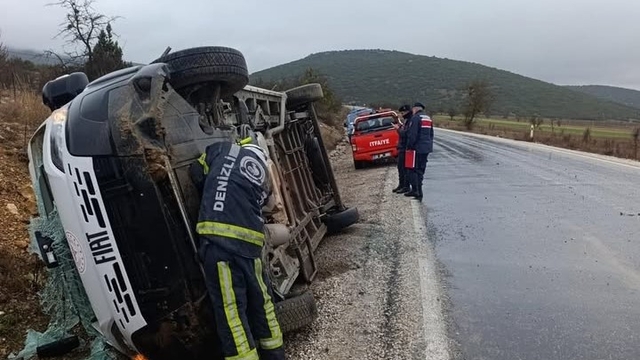 Tavas'ta servis aracı yan yattı; 9 yaralı