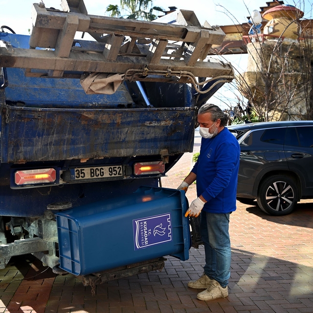 Kuşadası'nda geri dönüştürülebilir atıklar toplandı