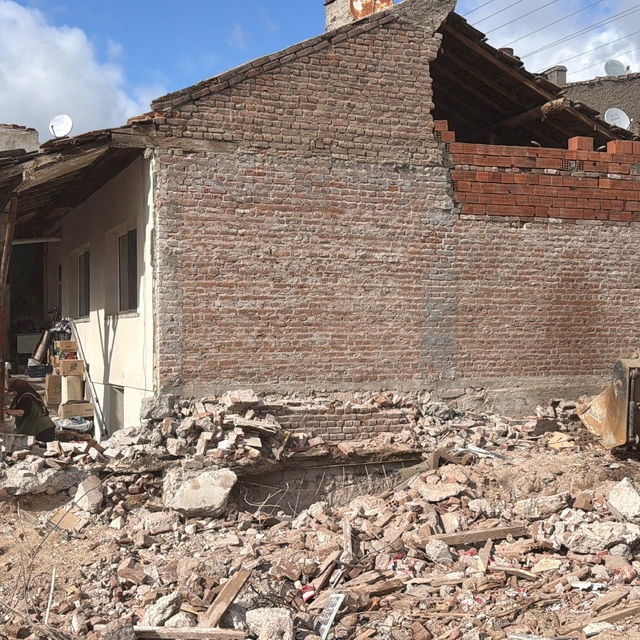 Yol genişletme çalışması sırasında evin bahçe duvarı yıkıldı