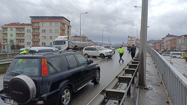 Samsun'da cip bariyere çarptı, anne ve oğlu yaralandı