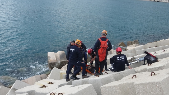 Balık tutmak için gittiği dalga kıranda düşerek mahsur kaldı
Beton bloklar arasına düşerek sıkışan yaşlı adamı AFAD ve itfaiye kurtardı