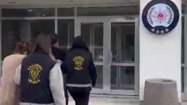 Eskişehir polisi hırsızlara göz açtırmıyor
Bir evden 35 bin TL çalan kadın şüpheliler yakalandı