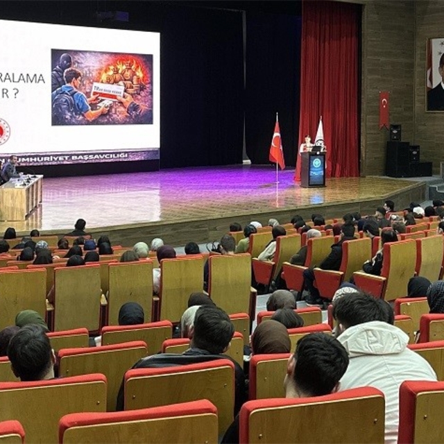 Erzincan'da siber suçlara karşı bilgilendirme paneli düzenlendi