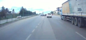 Otomobilin bariyere çarptığı kaza anı kamerada