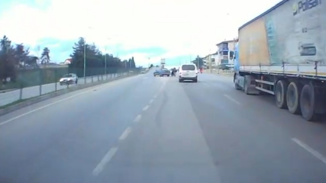 Otomobilin bariyere çarptığı kaza anı kamerada