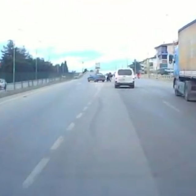 Otomobilin bariyere çarptığı kaza anı kamerada