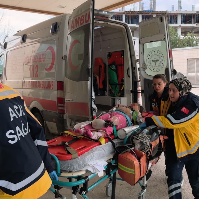 Hafif ticari aracın çarptığı çocuk ağır yaralandı