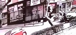 Kamyonet ve otomobile çarpıp takla atan motosikletin sürücüsü yaralandı; ka...