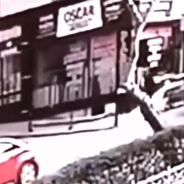 Kamyonet ve otomobile çarpıp takla atan motosikletin sürücüsü yaralandı; ka...