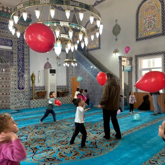 'Maarifin Kalbinde Ramazan' etkinliğinde minikler camiye götürüldü