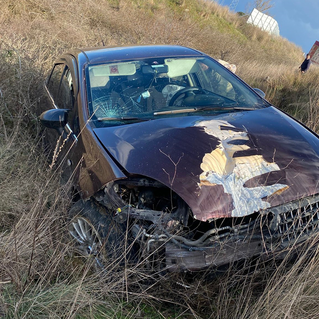 Yoldan çıkan otomobil tarlaya savruldu: 3 yaralı