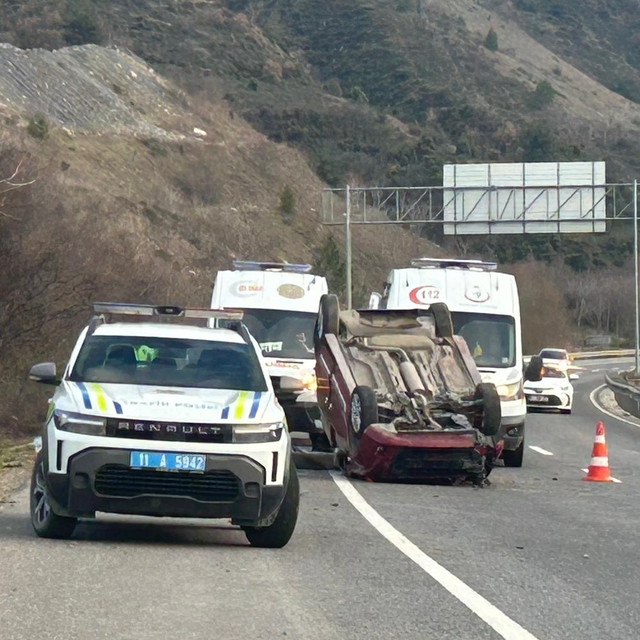 Bilecik'te devrilen hafif ticari araçtaki 4 kişi yaralandı