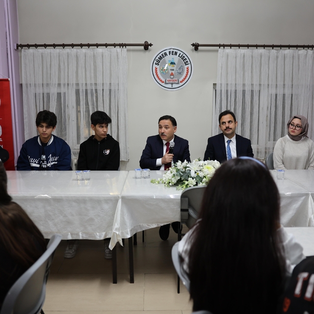 Vali Çiçek, öğrencilerle iftar yaptı