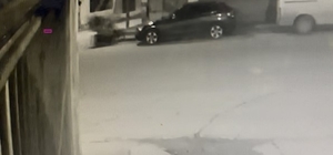 Motosiklet önce yayaya ardından duvara çarptı: 3 yaralı