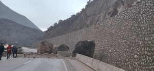Amasya'da dağdan kopan dev kayalar yolu ulaşıma kapattı