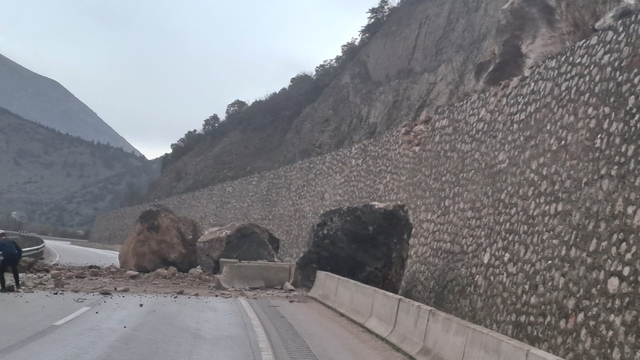 Amasya'da dağdan kopan dev kayalar yolu ulaşıma kapattı