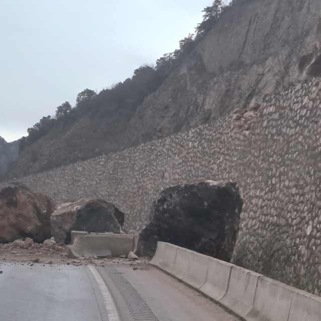Amasya'da dağdan kopan dev kayalar yolu ulaşıma kapattı