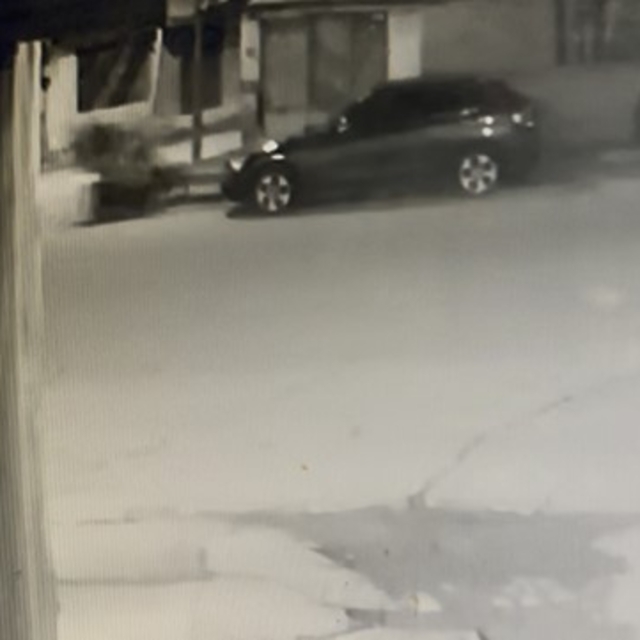 Motosiklet önce yayaya ardından duvara çarptı: 3 yaralı