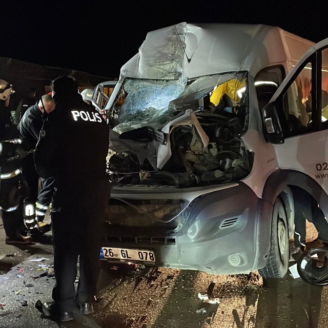 Eskişehir'de park halindeki tıra çarpan minibüsteki 2 kişi ağır yaralandı