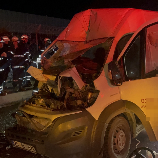 Panelvan araç park halindeki tıra ok gibi saplandı: 2 ağır yaralı