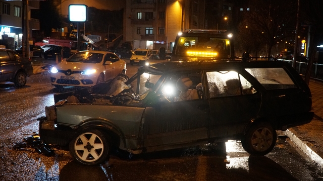 Gümüşhane'de iki otomobil çarpıştı; 1 ölü, 3 yaralı