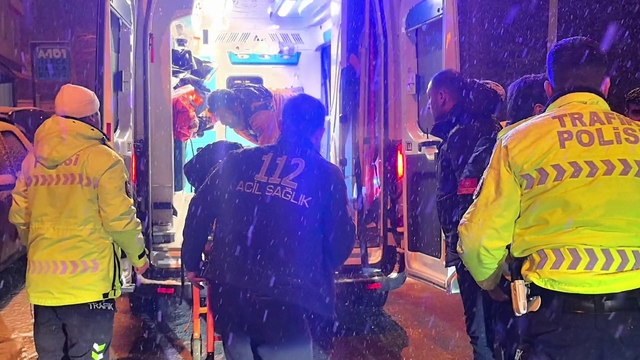 Kar yağışı kazayı beraberinde getirdi: Motokurye yaralandı
Yaralı motokurye sedyeye alınırken polise: "Bağlamayın abi olur mu bir köşede kalsın gelip alırlar"
Kar yağışı altındaki yaralının yüzünü eliyle kapatarak korumaya çalıştı