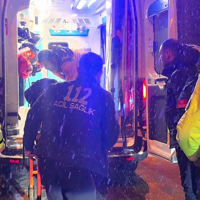 Kar yağışı kazayı beraberinde getirdi: Motokurye yaralandı
Yaralı motokurye...