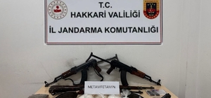 Hakkari'de silah, mühimmat ve uyuşturucu ele geçirildi