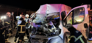 Kamyonet park halindeki TIR’a çarptı; sıkışan yolcu ağır yaralandı