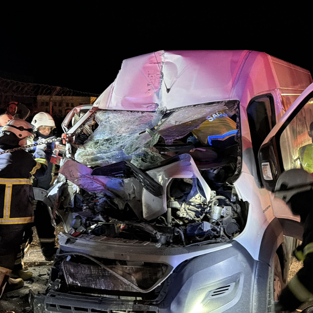 Kamyonet park halindeki TIR'a çarptı; sıkışan yolcu ağır yaralandı