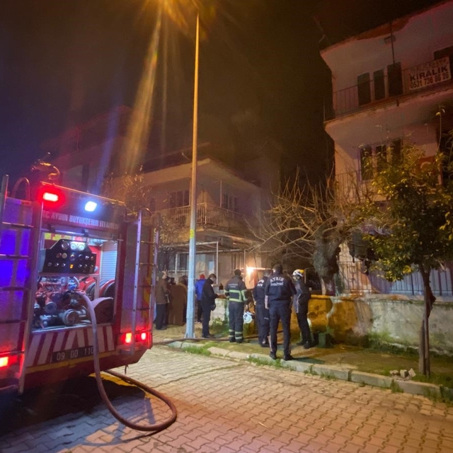 Gece yarısı evden alevler yükseldi, mahalleli sokağa döküldü
Ekipler tarafı...