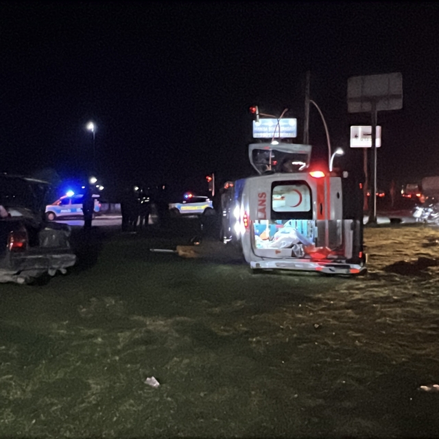 Manisa'da otomobil ile ambulans çarpıştı: 5 yaralı