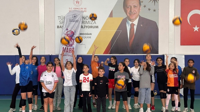 Tomarza'da voleybol kursları Ramazan'da da hız kesmiyor