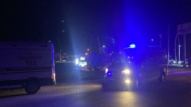 Manisa'da otomobille çarpışan ambulans devrildi: 5 yaralı