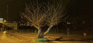 Bartın'da sağanak ve dolu yağışı ırmağı taşırdı