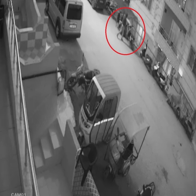 Elini kolunu sallayarak iftar saatinde motosiklet çalan şahıs kamerada