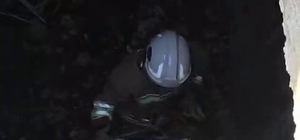 Atık su deposuna düşen kediyi kurtaran itfaiyeci, alkışlarla karşılandı