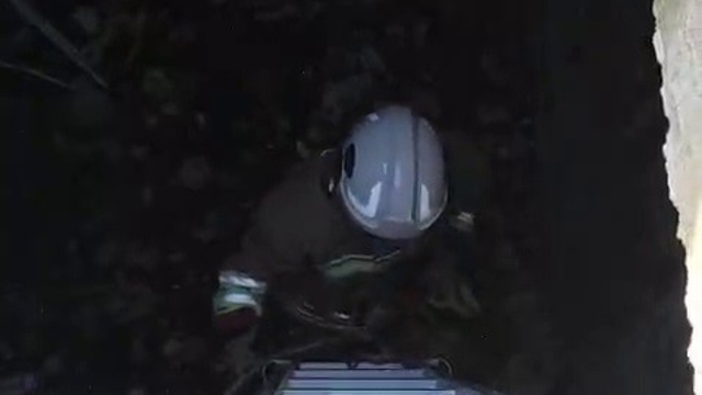 Atık su deposuna düşen kediyi kurtaran itfaiyeci, alkışlarla karşılandı